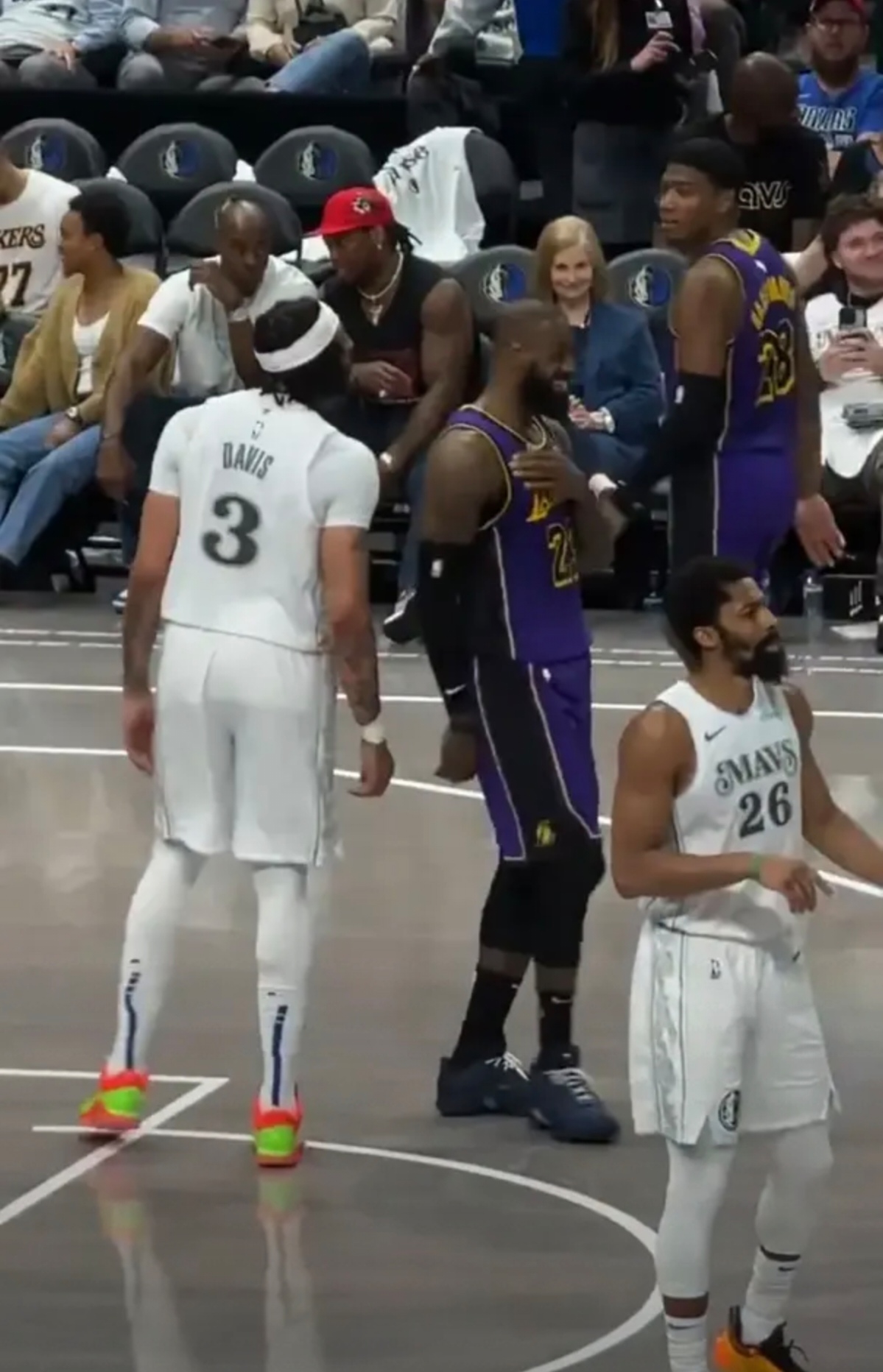 包含詹姆斯巅峰对决，浓眉哥与80激战公牛分钟，连败胜负难料！的词条